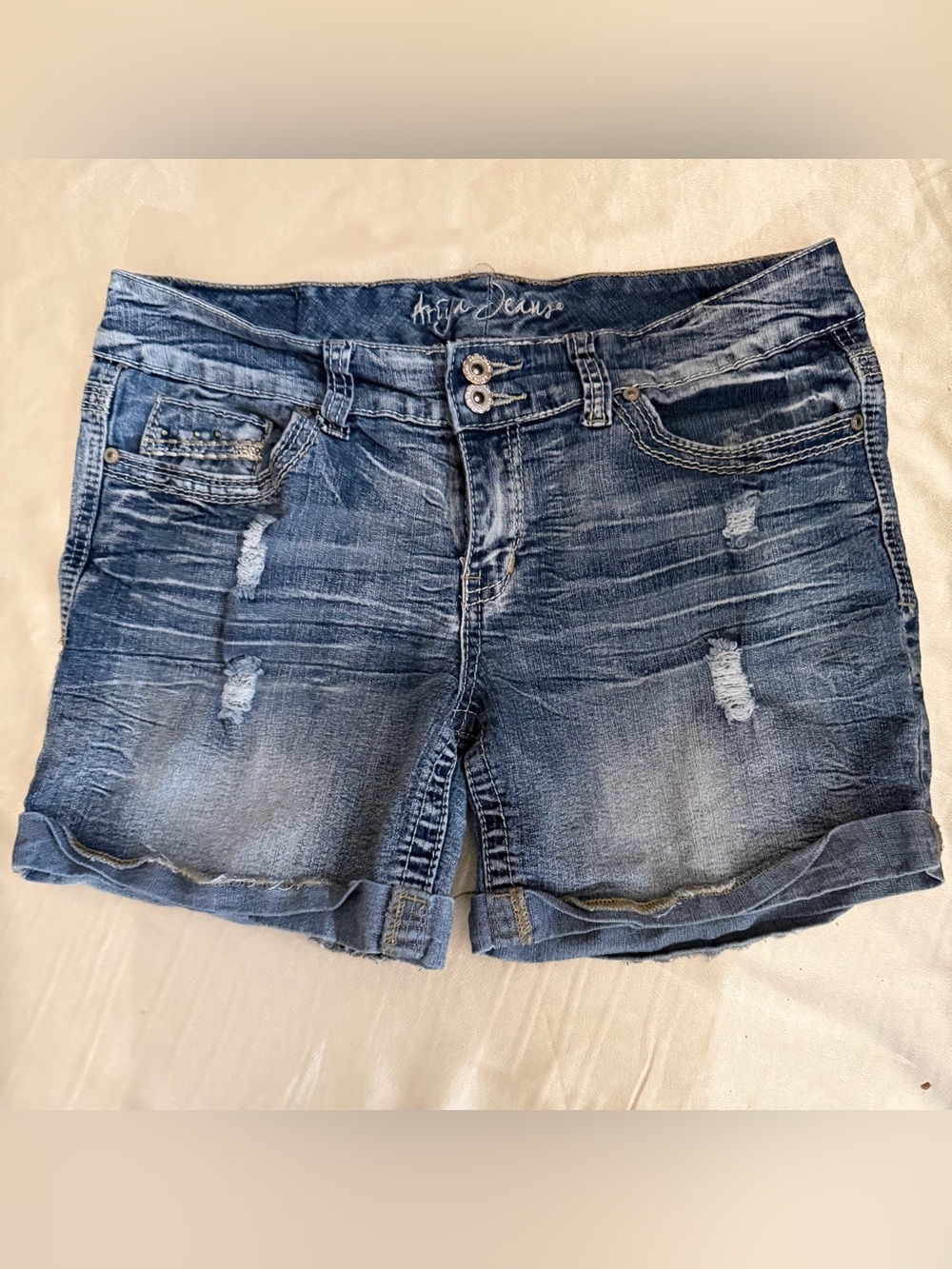 Ariya Jeans 11/12 women’s blue denim jeans shorts Y2K ‘90 vintage distressed